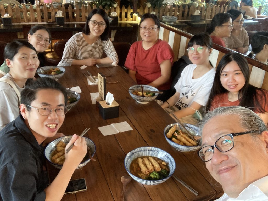 陳盈璁老師 洪羽屏 廖怡慈 黃靖淳 姚育靜 李柔荑 葉文盛 萬美秀 實驗室同仁聚餐